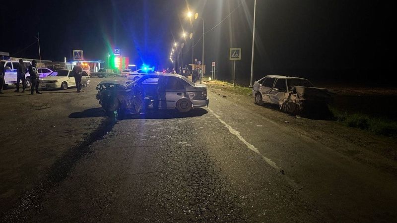 Пять человек пострадали в ночной аварии в Кореновском районе