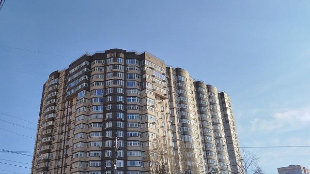 Без страховок с 24 этажа спускались школьники с рюкзаками в Петербурге