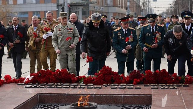 Краснодарцы возложили цветы к Вечному огню Фото: пресс-служба администрации Краснодарского края 