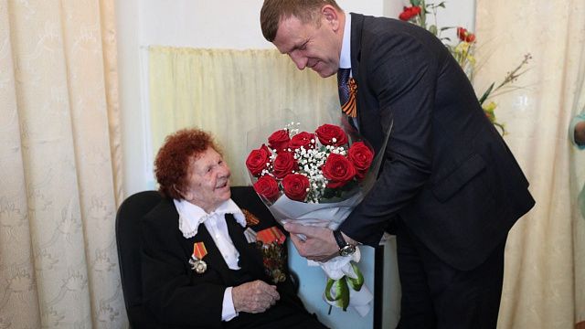 Евгений Наумов поздравил с наступающим Днем Победы ветерана войны Галину Вшивцеву