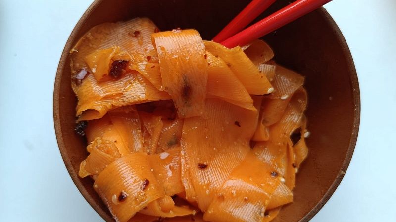 Салат из морковных лент всего за 5 минут: удивите гостей креативным блюдом 