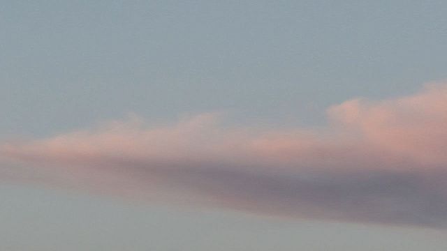 Физик объяснил появление «волшебных» розовых облаков над Балашихой 