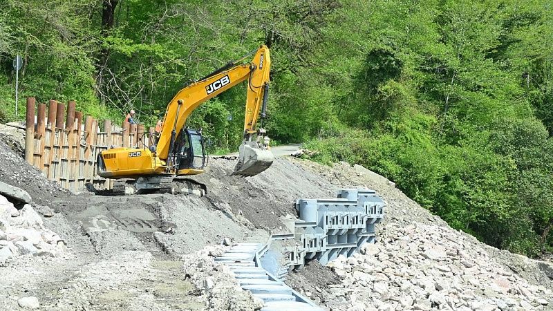 Разрушенную прошлым летом дорогу восстановят за 142 млн рублей в Сочи