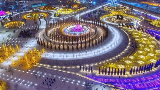 Первые новогодние гирлянды развесили в парке «Краснодар»