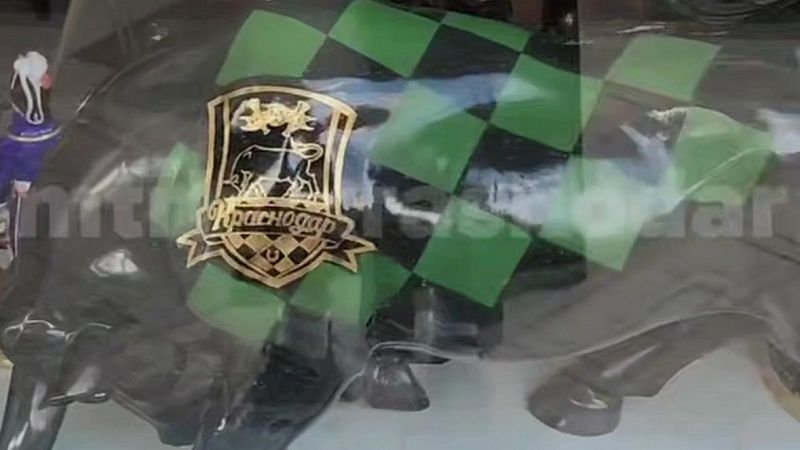 Статуэтку быка в расцветке «Краснодара» за 200 тысяч рублей заметили горожане 