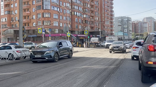 В Краснодаре стартовал ремонт дороги по Кубанской набережной. Фото: телеканал «Краснодар»