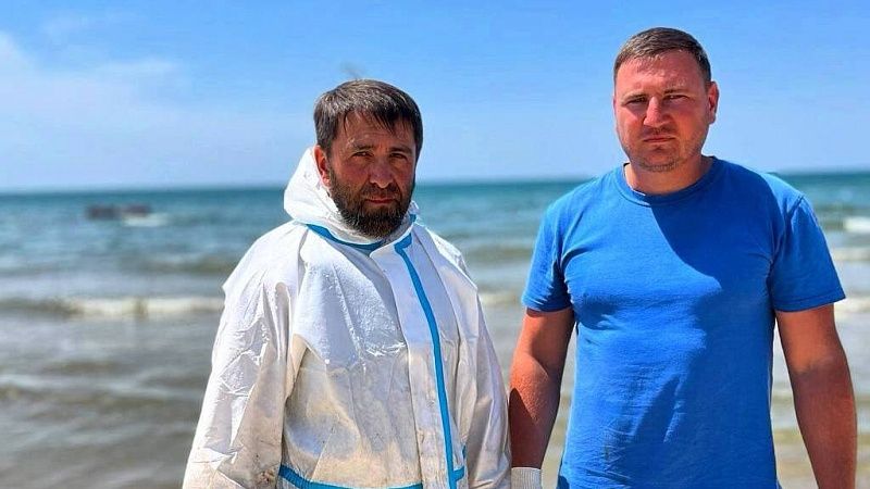 Собиравшие мазут водолазы спасли женщину, которая едва не утонула в Анапе