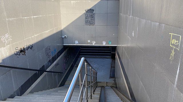 Подземный переход через улицу Коммунаров перекрыт из-за ремонта теплосетей. Фото: архив телеканала «Краснодар»