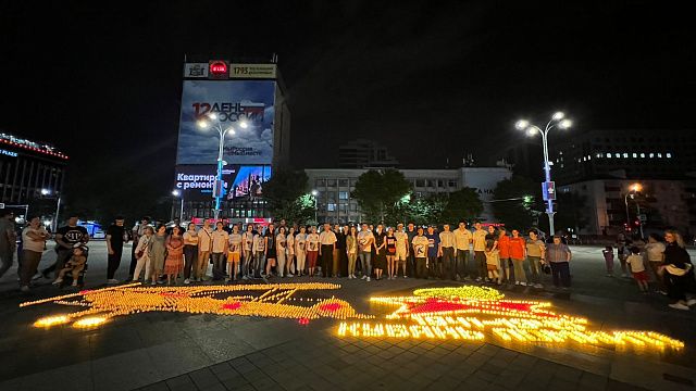 На Главной городской площади Краснодара создали «огненную картину войны» 