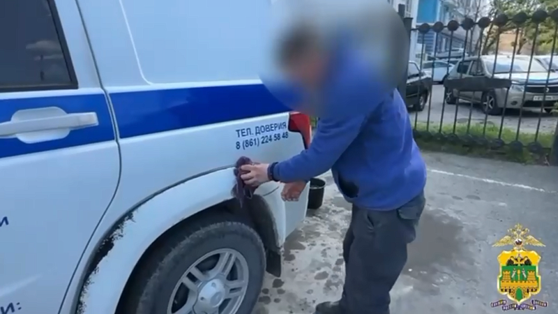 Помочившегося на машину полиции приезжего задержали в Новороссийске
