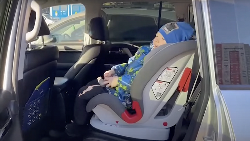 Как надо перевозить ребенка в машине в разном возрасте