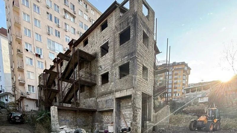 Три крупных долгостроя начали сносить в Сочи
