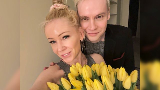 SHAMAN подарил Мизулиной жёлтые тюльпаны в честь начала весны