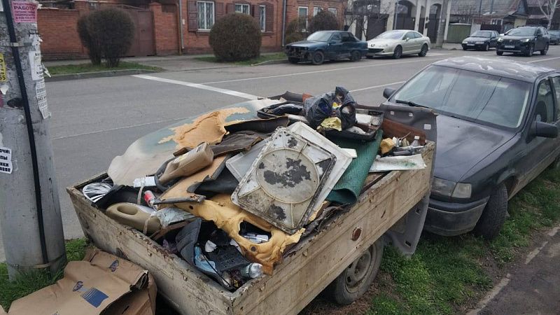 По поручению мэра в Краснодаре уберут автохлам, скопившийся у СТО