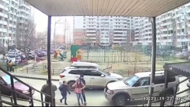 Жительница Краснодара на машине наехала на ребенка во дворе многоквартирного дома