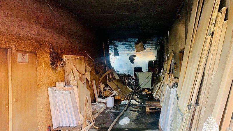 Пожар в мебельном цехе станицы Елизаветинской полностью ликвидирован