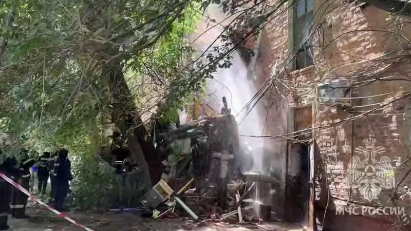 После частичного обрушения многоэтажки эвакуировали 15 человек в Астрахани