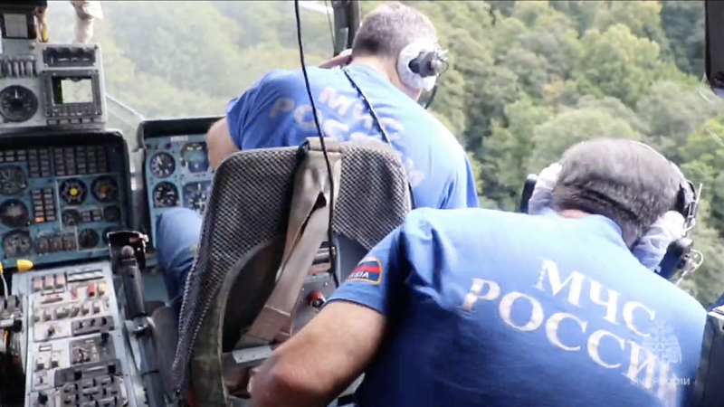 Сочинские спасатели на вертолете вторые сутки ищут краснодарца в горах Адыгеи
