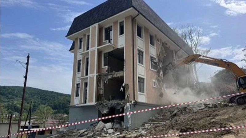 Два крупных самостроя снесут в Сочи 