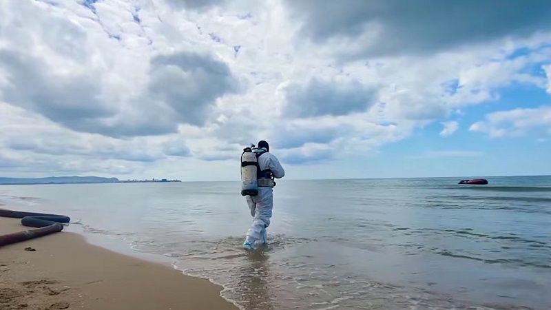 Более 70 мешков мазута собрали водолазы 11 мая в Анапе 
