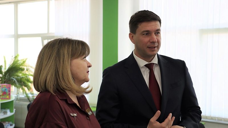 Александр Руденко проверил ремонт школы и строительство поликлиники на Тамани