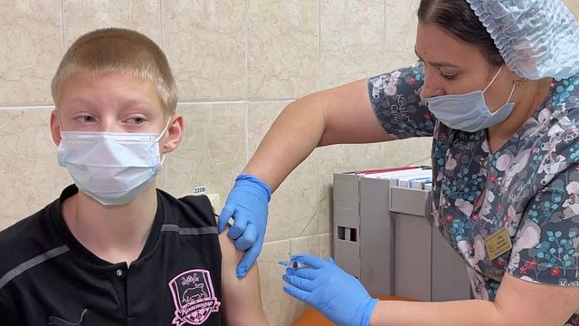 На Кубани началась вакцинация подростков от COVID-19. Врачи рассказали, кому обязательна прививка и нужно ли готовиться к побочкам