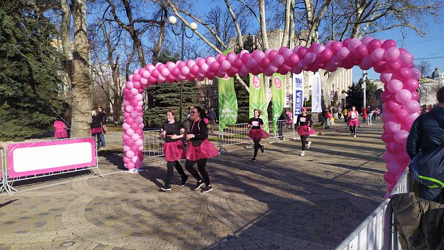 Краснодарские девушки в розовом пробежали по центральной улице города
