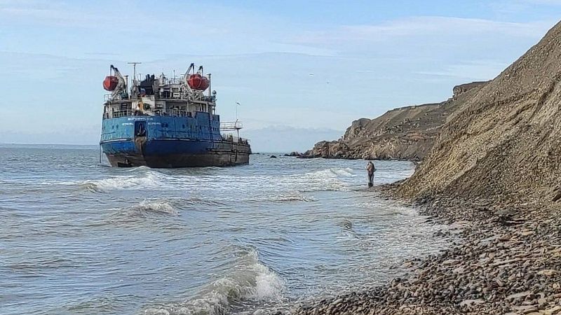 Кормовую часть одного из затонувших танкеров закольцевали боновыми заграждениями