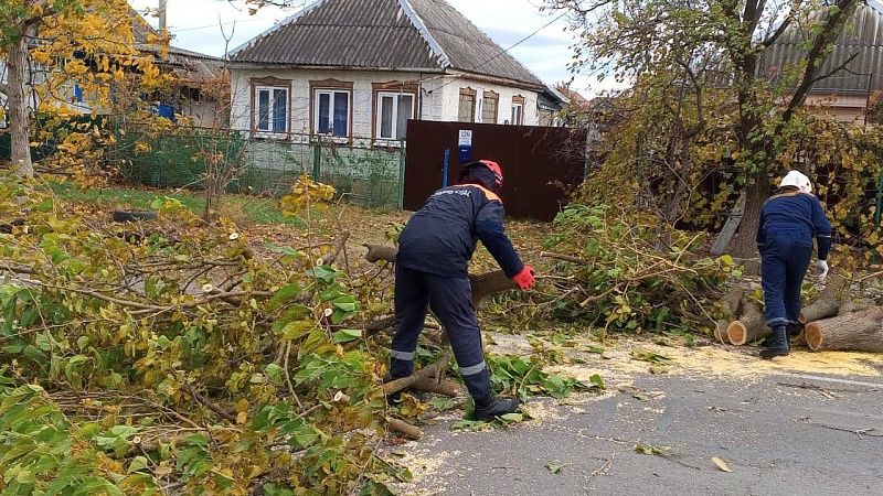 Крыши домов и линии электропередач пострадали от сильного ветра на Кубани