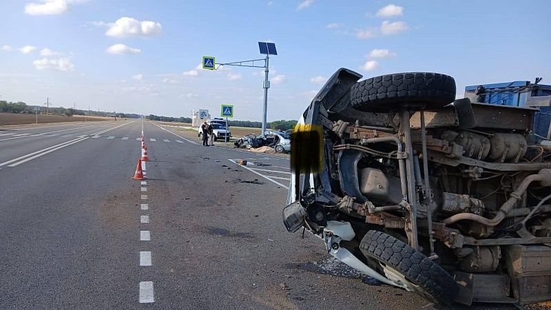 Нарушение ПДД привело к смертельной аварии с грузовиком на Кубани