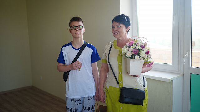В Краснодаре вручили ключи от новой квартиры семье, расселенной из ветхого жилья. Фото: Дарья Паращенко