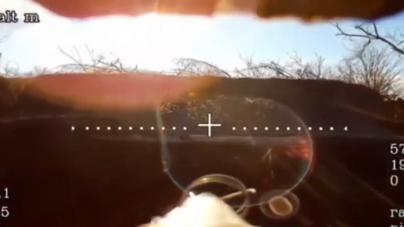 На видео попало поражение украинского орудия «Богдана» российским дроном