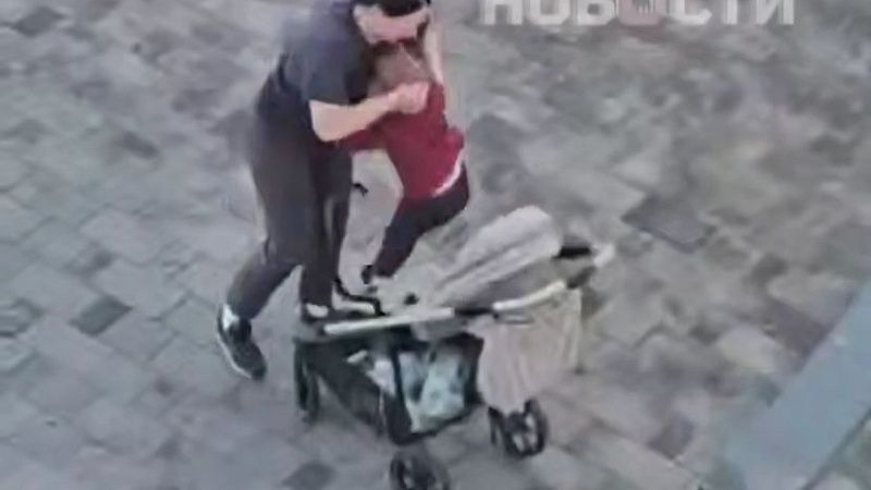 На видео сняли избивающую младенца мать в Подмосковье