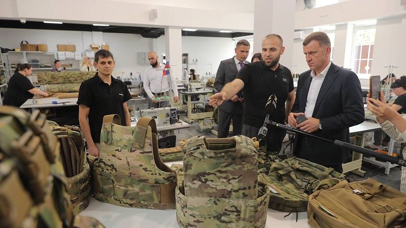 Евгений Наумов посетил производство бронезащиты для фронта в Краснодаре