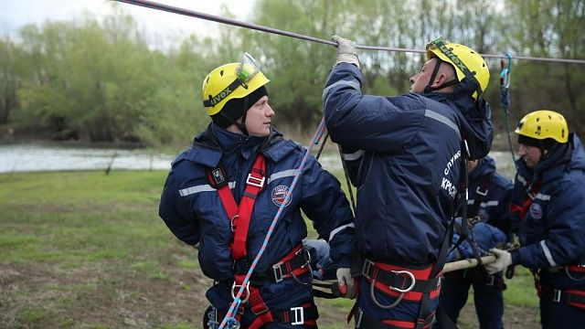 Специальные службы Краснодара отработали навыки спасения людей из подтопленных зон 