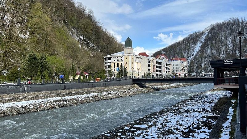 Обильный снегопад накрыл курорт «Роза Хутор» в Сочи 