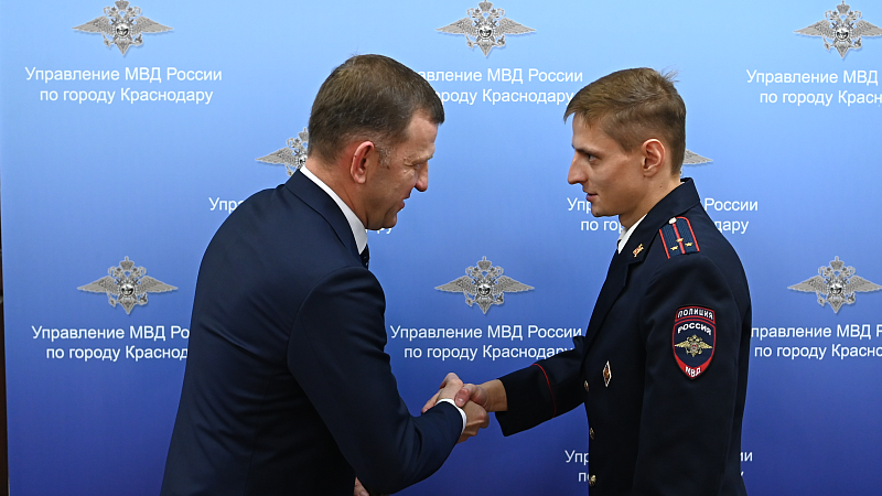 Евгений Наумов поздравил офицеров и ветеранов с Днём сотрудника ОВД