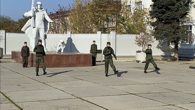 Школьники Краснодара приняли участие в несении Почетной Вахты Памяти в знак единения народов