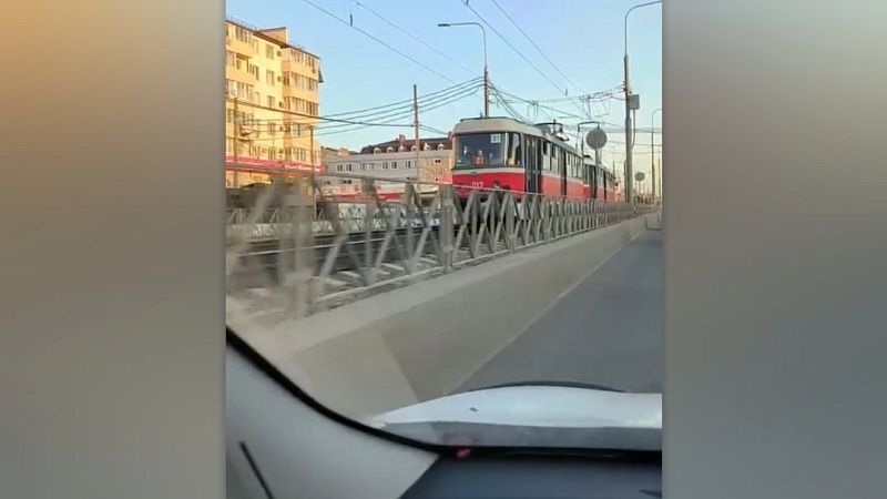 На видео попали катающиеся на прицепе трамвая дети в Краснодаре 