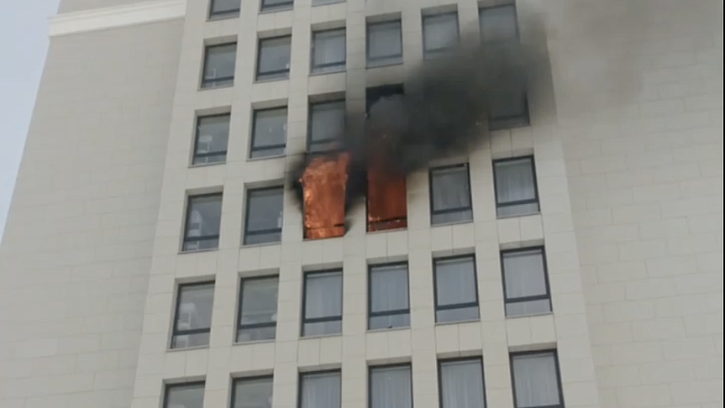 Из здания гостиницы в центре Усть-Лабинска эвакуировали 60 человек из-за пожара