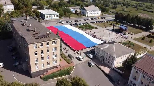 Жители Харьковской области развернули 60-метровый российский триколор Фото: news_XZ