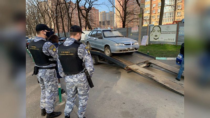 В Краснодаре приставы арестовали автомобиль мужчины, который незаконно торговал и не платил штрафы