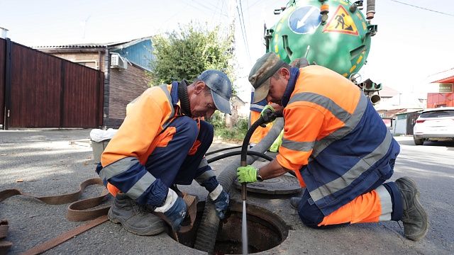 Коммунальщики очистили 62 километра ливневой канализации в Краснодаре
