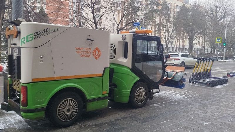 Более 200 спецмашин вышли на ночное дежурство на заснеженные дороги Кубани