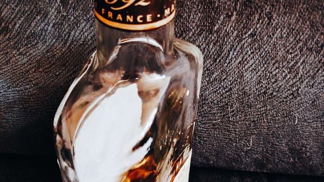 Подпольную алкоимперию с элитным коньяком накрыли в Челябинской области