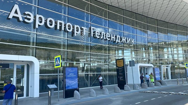 Актер Сергей Жигунов с семьей первым рейсом вылетели в Геленджик