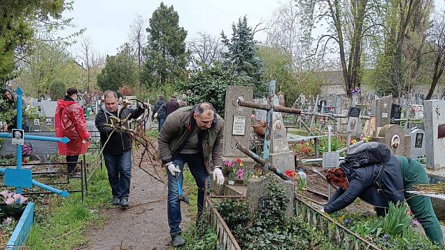 В Краснодаре привели в порядок заброшенные могилы на Пашковском кладбище / Фото: пресс-служба администрации Краснодара