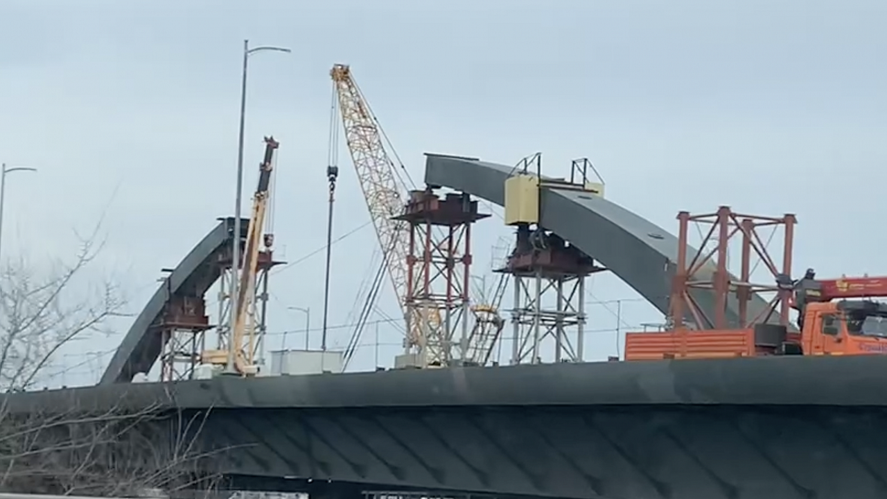Строители монтируют арки дублера Яблоновского моста. Фото: телеканал «Краснодар» 