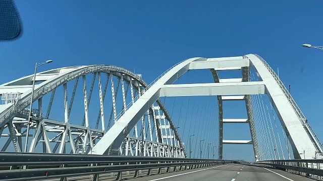 С обеих сторон Крымского моста начали расти пробки утром 27 июня. Фото: архив телеканала «Краснодар»