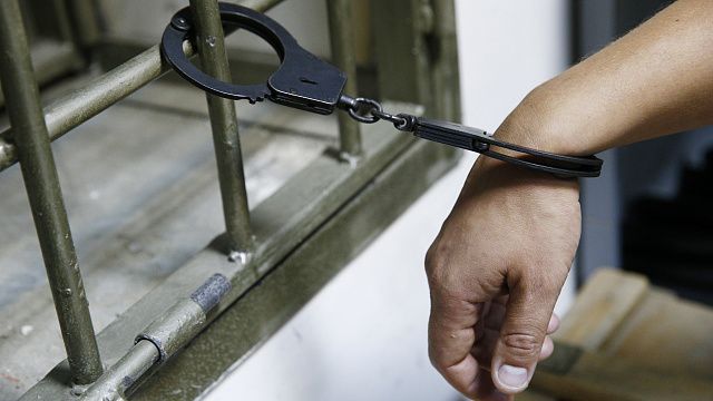 В Краснодаре задержали молодых парней за вымогательство 300 тысяч рублей 